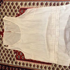 Feminine sleeveless blouse.